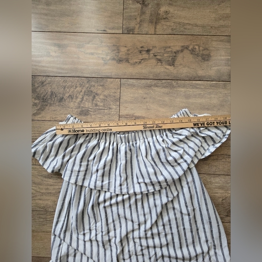 Banana Republic Striped Grey And White Small Top. Great Summer Top. - Picture 3 of 8
